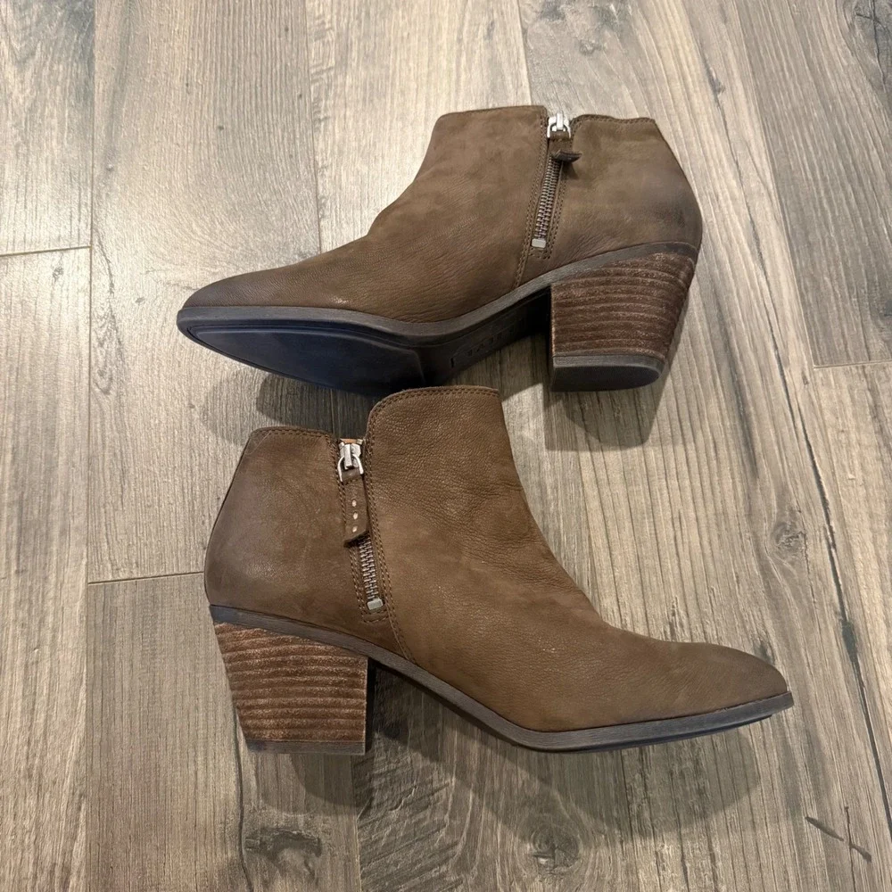 Frye Judith Zip Bootie ankle boots 9M‎ Brown Leather Stacked Heel 3470014-DBN